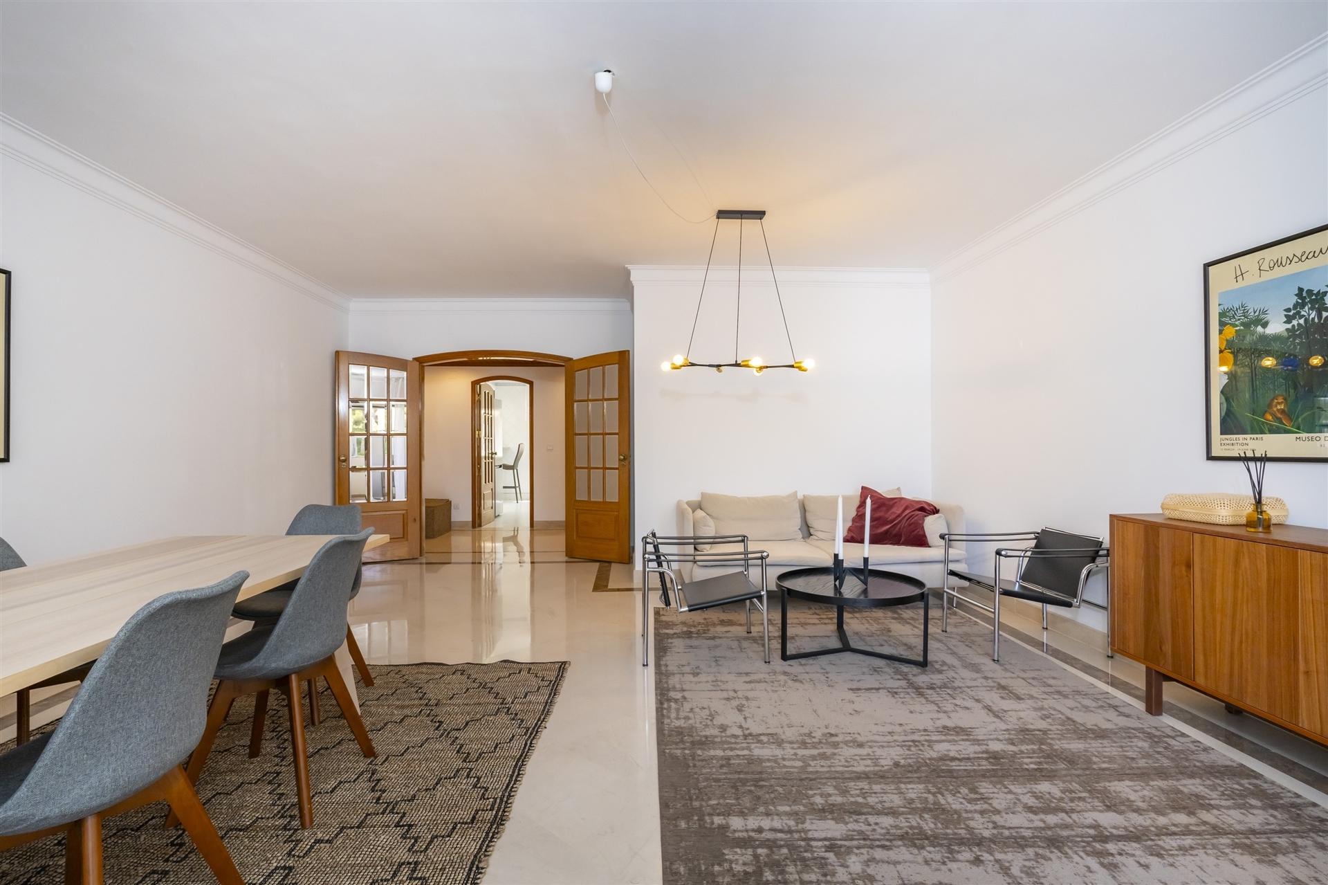 Apartamento com três quartos, varanda, terraço, box no Estoril