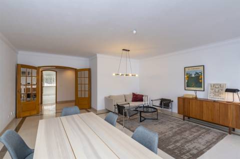 Apartamento com três quartos, varanda, terraço, box no Estoril