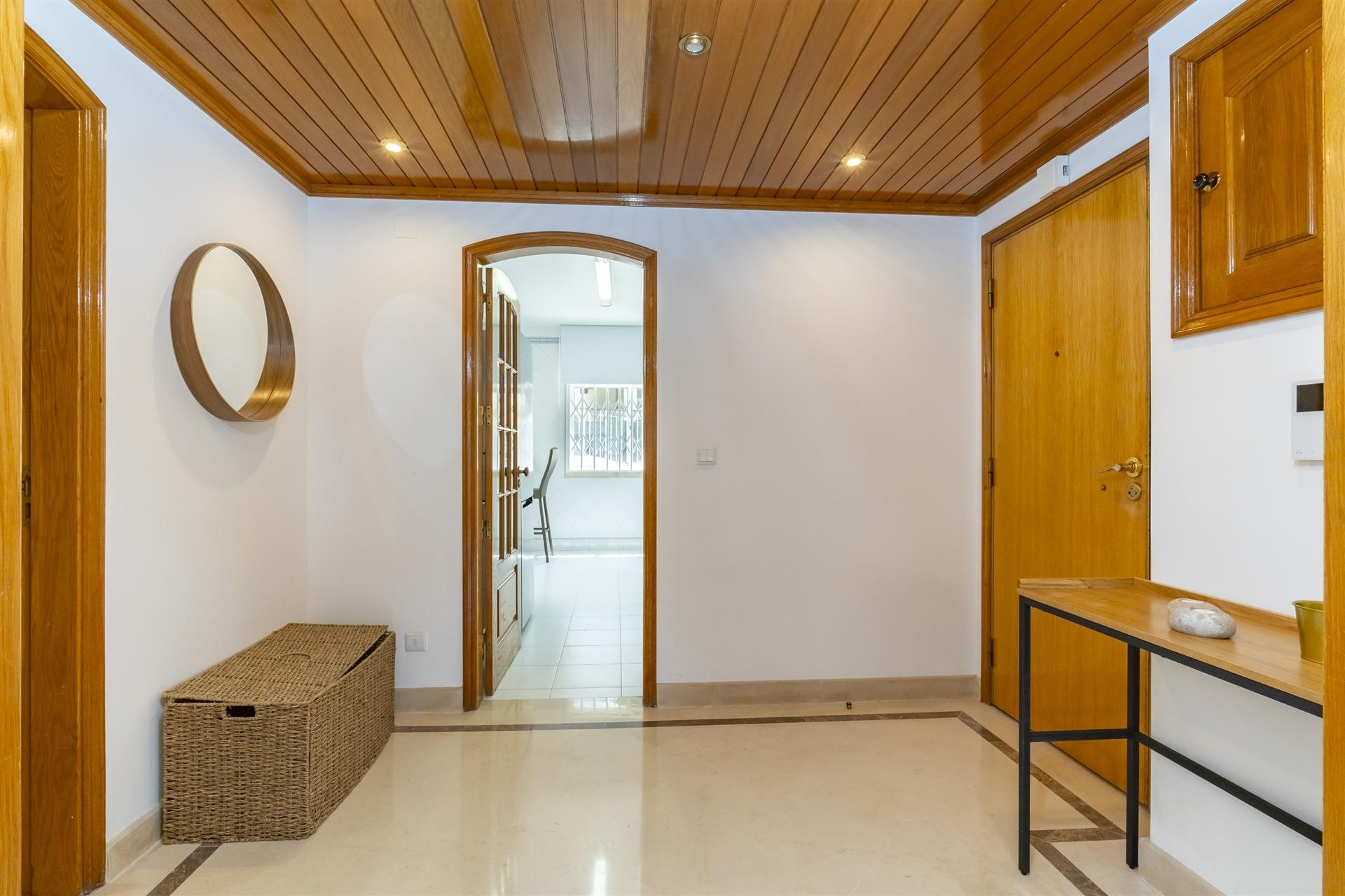 Apartamento com três quartos, varanda, terraço, box no Estoril