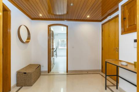 Apartamento com três quartos, varanda, terraço, box no Estoril