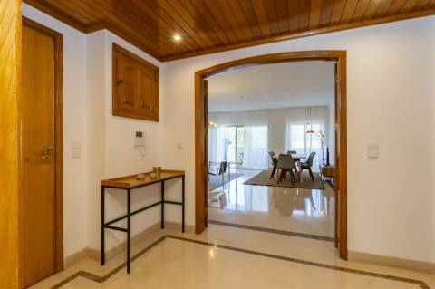 Apartamento com três quartos, varanda, terraço, box no Estoril