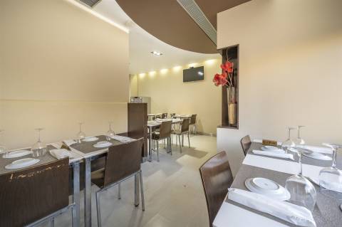 Café/Restaurante equipado, pronto a funcionar.