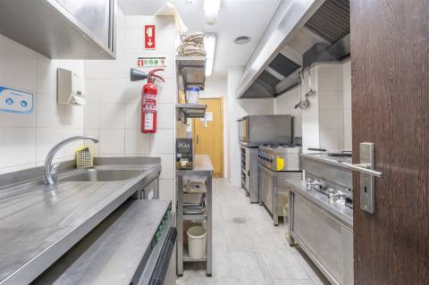 Café/Restaurante equipado, pronto a funcionar.