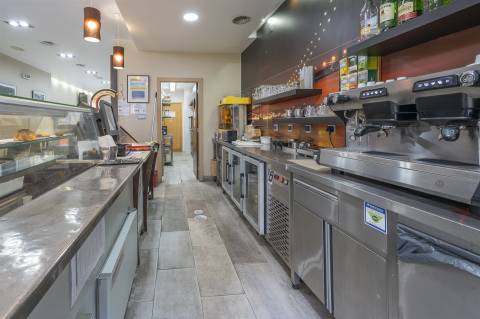 Café/Restaurante equipado, pronto a funcionar.