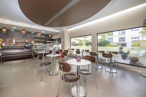 Café/Restaurante equipado, pronto a funcionar.