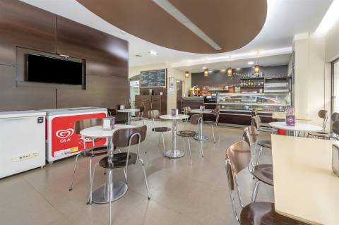 Café/Restaurante equipado, pronto a funcionar.