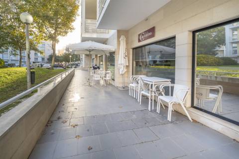 Café/Restaurante equipado, pronto a funcionar.