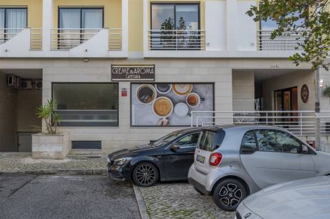 Café/Restaurante equipado, pronto a funcionar.