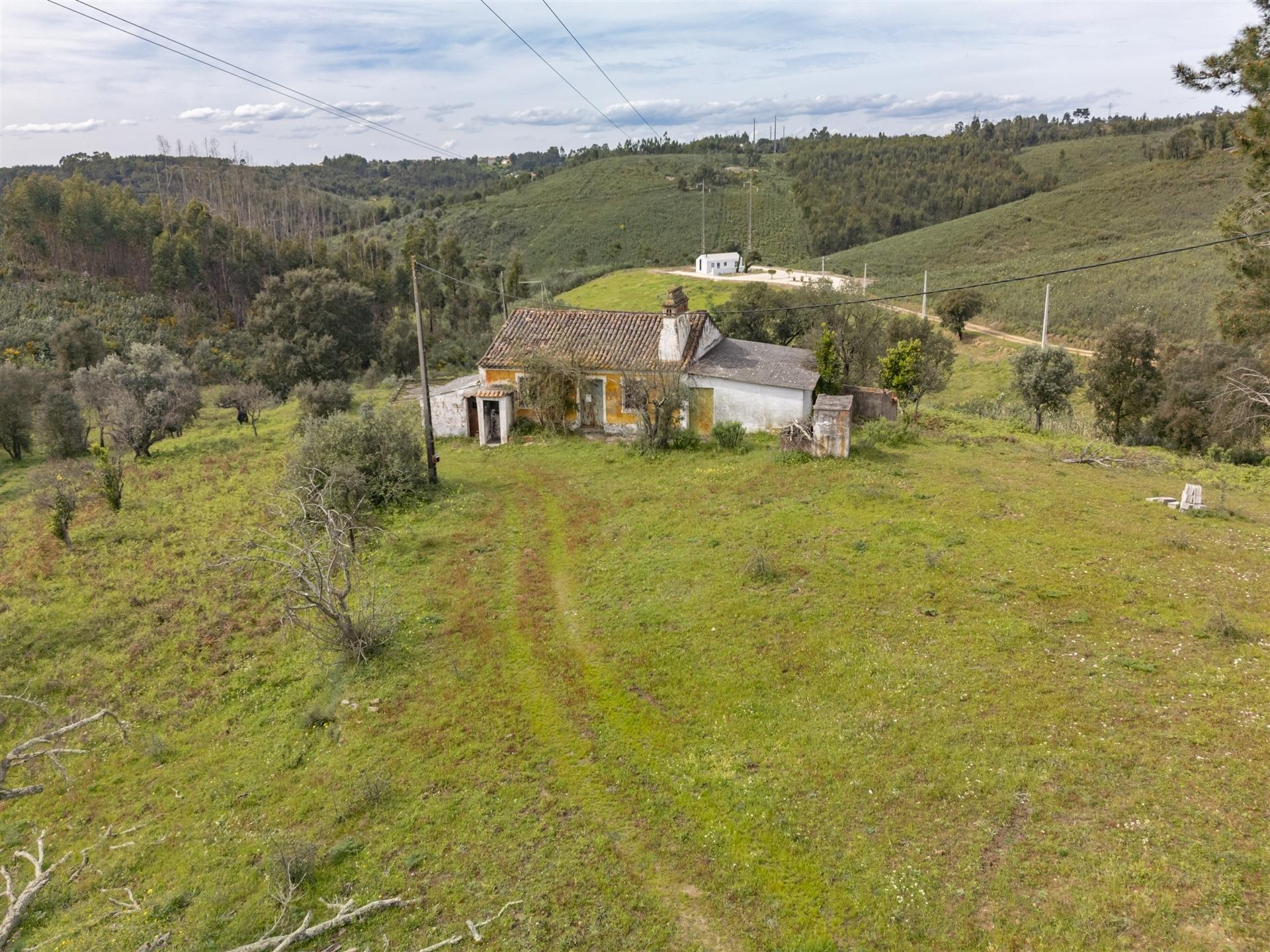 Moradia para recuperar, em Casal da Figueira, Barragem Castelo de Bode, Abrantes