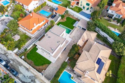 Moradia de Luxo em Birre, com quatro quartos, cada um com a sua casa de banho privativa