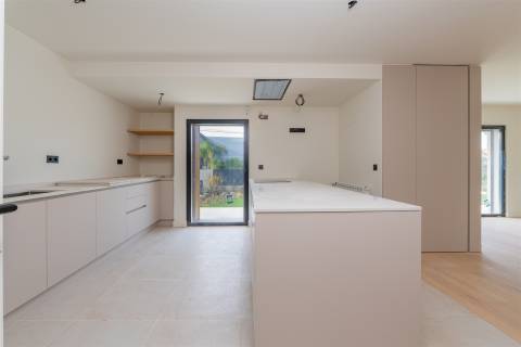 Moradia de Luxo em Birre, com quatro quartos, cada um com a sua casa de banho privativa