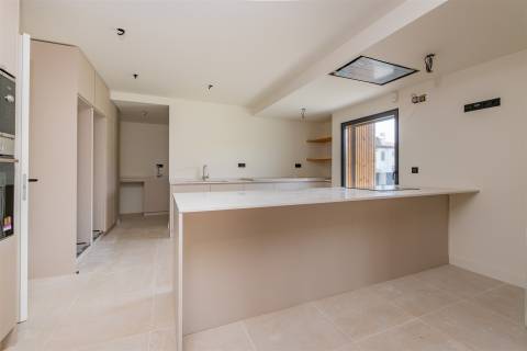 Moradia de Luxo em Birre, com quatro quartos, cada um com a sua casa de banho privativa