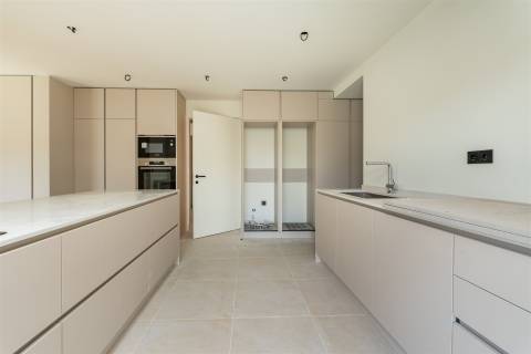 Moradia de Luxo em Birre, com quatro quartos, cada um com a sua casa de banho privativa