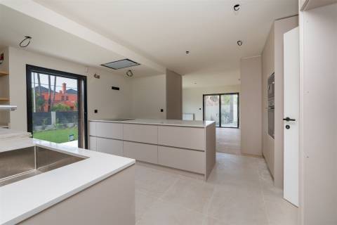 Moradia de Luxo em Birre, com quatro quartos, cada um com a sua casa de banho privativa