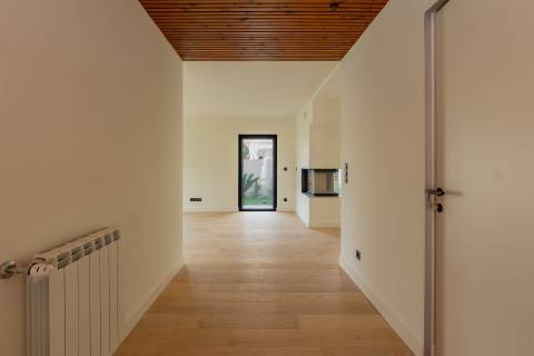 Moradia de Luxo em Birre, com quatro quartos, cada um com a sua casa de banho privativa