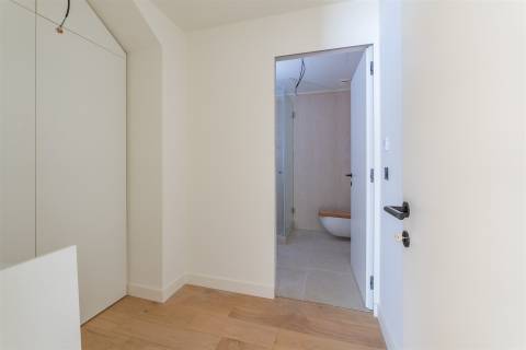 Moradia de Luxo em Birre, com quatro quartos, cada um com a sua casa de banho privativa