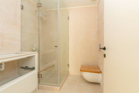 Moradia de Luxo em Birre, com quatro quartos, cada um com a sua casa de banho privativa