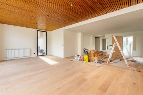 Moradia de Luxo em Birre, com quatro quartos, cada um com a sua casa de banho privativa