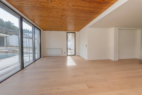 Moradia de Luxo em Birre, com quatro quartos, cada um com a sua casa de banho privativa