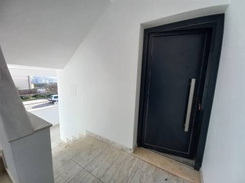 Apartamentos de 3 assoalhadas na Praia das Maçãs, Sintra