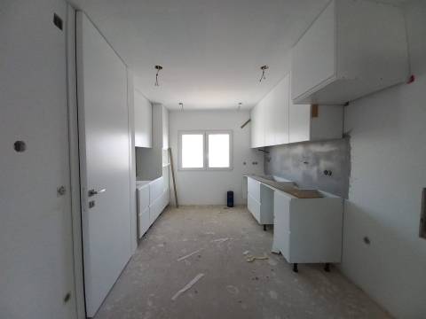 Apartamentos de 3 assoalhadas na Praia das Maçãs, Sintra