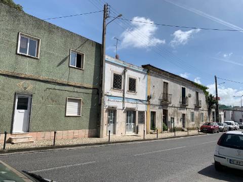 Prédio em Frielas Loures com 2 apartamentos de tipologia T2.