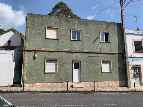 Prédio em Frielas Loures com 2 apartamentos de tipologia T2.