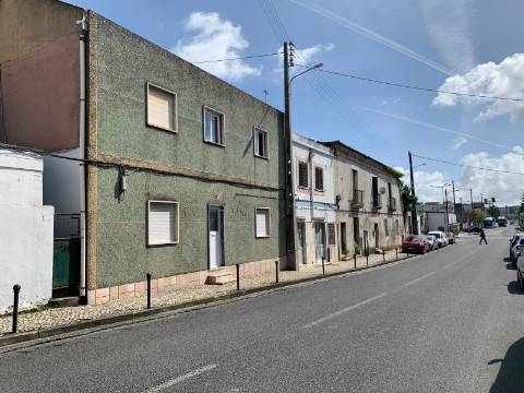 Prédio em Frielas Loures com 2 apartamentos de tipologia T2.