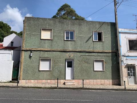 Prédio em Frielas Loures com 2 apartamentos de tipologia T2.