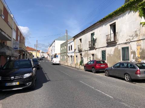 Prédio em Frielas Loures com 2 apartamentos de tipologia T2.