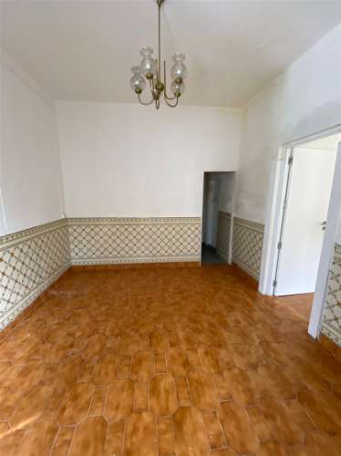 Prédio em Frielas Loures com 2 apartamentos de tipologia T2.