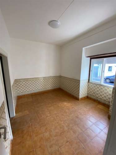 Prédio em Frielas Loures com 2 apartamentos de tipologia T2.