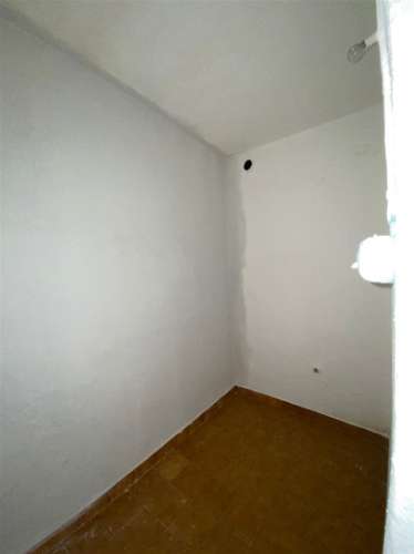 Prédio em Frielas Loures com 2 apartamentos de tipologia T2.