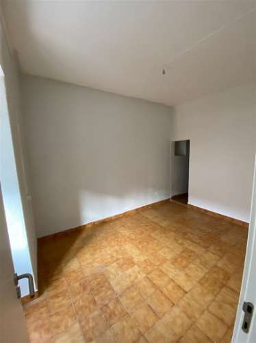 Prédio em Frielas Loures com 2 apartamentos de tipologia T2.