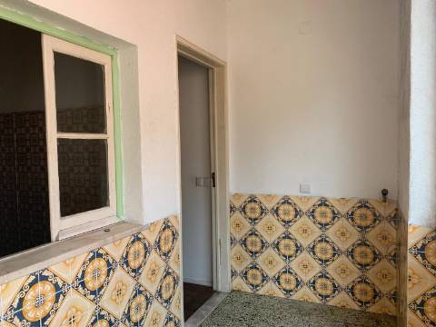 Prédio em Frielas Loures com 2 apartamentos de tipologia T2.