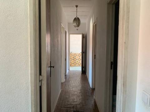 Prédio em Frielas Loures com 2 apartamentos de tipologia T2.