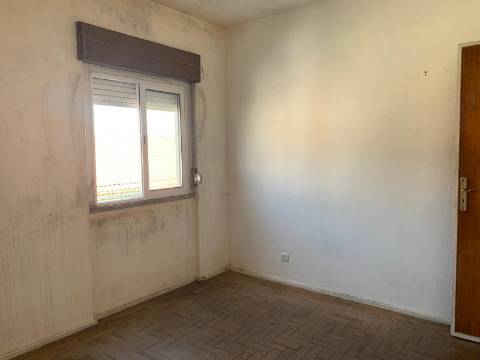 Prédio em Frielas Loures com 2 apartamentos de tipologia T2.