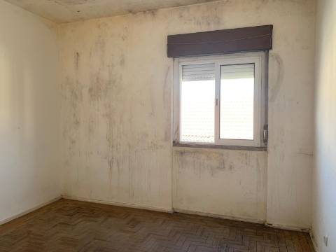 Prédio em Frielas Loures com 2 apartamentos de tipologia T2.