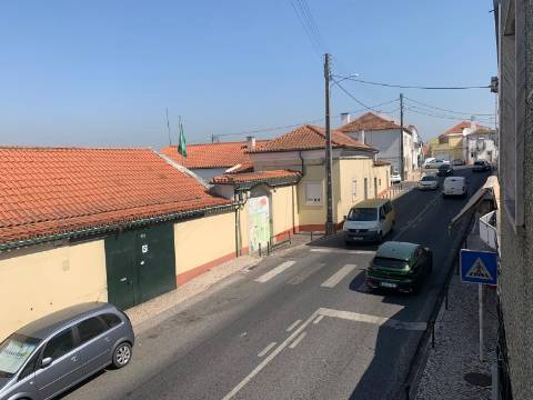 Prédio em Frielas Loures com 2 apartamentos de tipologia T2.