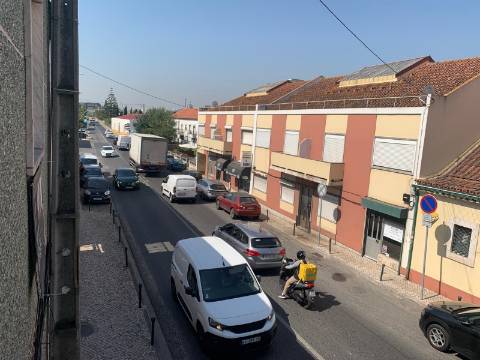 Prédio em Frielas Loures com 2 apartamentos de tipologia T2.