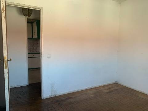 Prédio em Frielas Loures com 2 apartamentos de tipologia T2.