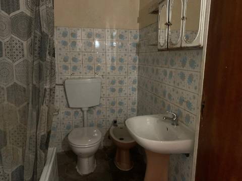 Prédio em Frielas Loures com 2 apartamentos de tipologia T2.