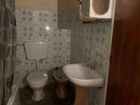 Prédio em Frielas Loures com 2 apartamentos de tipologia T2.