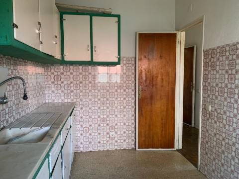 Prédio em Frielas Loures com 2 apartamentos de tipologia T2.