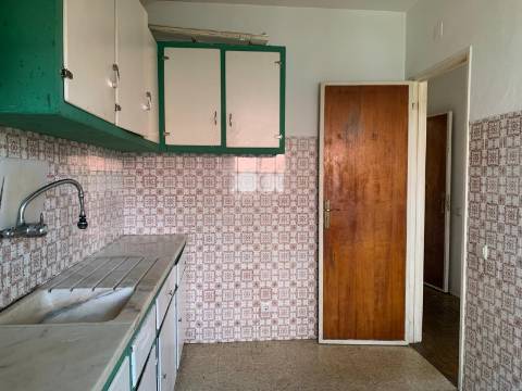 Prédio em Frielas Loures com 2 apartamentos de tipologia T2.