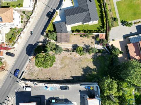 Terreno para construção destinada a comércio/serviços ou habitação, com 1377m2 em Birre, Cascais.