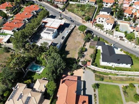 Terreno para construção destinada a comércio/serviços ou habitação, com 1377m2 em Birre, Cascais.