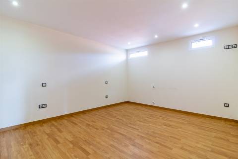 Moradia unifamiliar T7, localizada em Bidoeira de Cima, com vistas desafogadas, seminova, com 3 anos