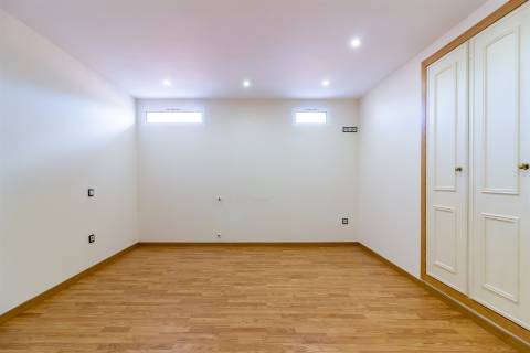 Moradia unifamiliar T7, localizada em Bidoeira de Cima, com vistas desafogadas, seminova, com 3 anos