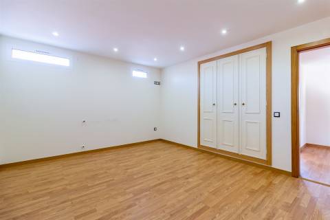 Moradia unifamiliar T7, localizada em Bidoeira de Cima, com vistas desafogadas, seminova, com 3 anos